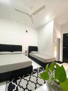 En eller flere senge i et værelse på ROOMSTAY KOME Merapoh