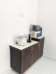 Η κουζίνα ή μικρή κουζίνα στο ROOMSTAY KOME Merapoh +3 φωτογραφίες