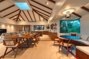 Televisyen dan/atau pusat hiburan di V151 Nicest Villa With The Best Views In Phuket