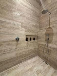 a bathroom with a shower with a wooden wall at Casa Continental Hotel Boutique & Suites - Adults Only in Mérida