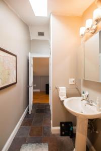 Ένα μπάνιο στο Pristine 1bed In Savin Hill