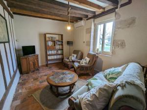 TV a/nebo společenská místnost v ubytování Gîte de charme en forêt: 4/6 pers, nature, détente, parking, animaux acceptés - FR-1-590-529