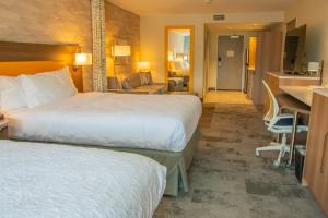 Home2 Suites By Hilton Logansport客房内的一张或多张床位