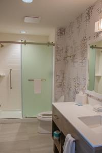 Home2 Suites By Hilton Logansport的一间浴室