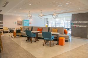Home2 Suites By Hilton Logansport的休息区