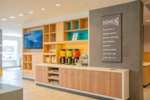 Home2 Suites By Hilton Logansport的咖啡和沏茶工具