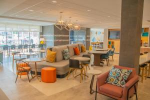 LogansportHome2 Suites By Hilton Logansport的配有沙发和桌椅的大厅