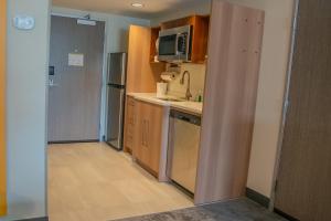Home2 Suites By Hilton Logansport的厨房或小厨房