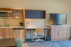 Home2 Suites By Hilton Logansport的厨房或小厨房