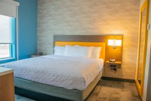 Home2 Suites By Hilton Logansport客房内的一张或多张床位