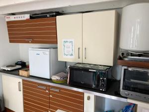 Kuchyňa alebo kuchynka v ubytovaní Le Petit Ecrin, étonnante cabane à 80 m de la mer