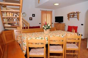 TV a/nebo společenská místnost v ubytování Roe Apartment