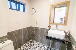 a bathroom with a sink and a toilet at Tai Nhien Homestay in Tân Thành (1)