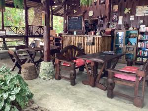 une librairie avec des tables et des chaises dans l'établissement Sawasdee Resort, à Koh Chang Ranong