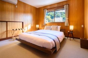 Postel nebo postele na pokoji v ubytování 岡山楽禅庵 Raku-Zen-An 岡山門田文化町の隠れ高級旅館 静寂と四季の彩りに包まれる優雅な滞在 無料駐車場有り supported by COCOSTAY