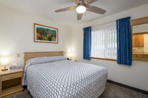 Postel nebo postele na pokoji v ubytování Ocean Suites Motel