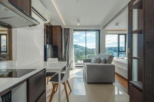 Posezení v ubytování C153 The Aristo Luxury Beach Resort Phuket