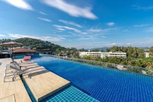 Bazén v ubytování C153 The Aristo Luxury Beach Resort Phuket nebo v jeho okolí