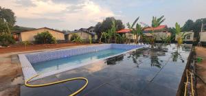Bazén v ubytování The Om Resort nebo v jeho okolí
