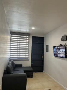 TV a/nebo společenská místnost v ubytování New Modern Condo with Air-condition