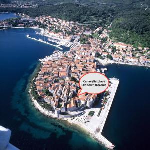 eine Luftansicht einer kleinen Insel im Wasser in der Unterkunft Kanavelic place - Old town Korcula in Korčula