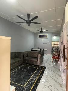 Χώρος καθιστικού στο D' Alamanda HOMESTAY CHINI
