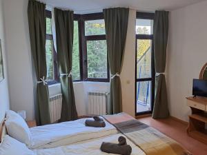 Giường trong phòng chung tại FLORA Apartment Hotel STUDIO 411