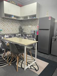 Η κουζίνα ή μικρή κουζίνα στο D' Alamanda HOMESTAY CHINI
