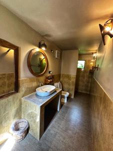 Vannituba majutusasutuses Igabara Hobbit House
