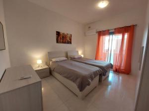Rúm í herbergi á Nr41 Holiday Apartment - Close to Village Centre, Promenade, Shops & Restaurants