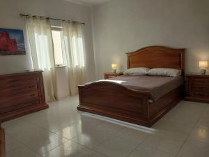 Rúm í herbergi á Nr41 Holiday Apartment - Close to Village Centre, Promenade, Shops & Restaurants