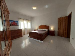 Rúm í herbergi á Nr41 Holiday Apartment - Close to Village Centre, Promenade, Shops & Restaurants