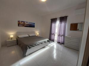 Rúm í herbergi á Nr41 Holiday Apartment - Close to Village Centre, Promenade, Shops & Restaurants