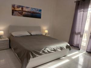 Rúm í herbergi á Nr41 Holiday Apartment - Close to Village Centre, Promenade, Shops & Restaurants
