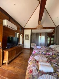 Televiisor ja/või meelelahutuskeskus majutusasutuses Tasana Garden Saraphi ทาซาน่าการ์เด้น สาขาสารภี