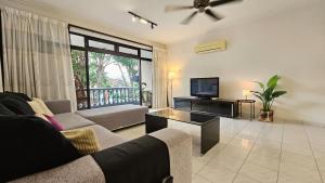 Televisyen dan/atau pusat hiburan di Noble Villa Condo Georgetown City Center Macalister 3 Bedroom 2 Carpark