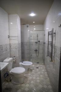 Koupelna v ubytování Consul Hotel + 37 fotografií