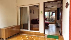 un salon avec une porte menant à une chambre dans l'établissement Casa De Suenos - 3BHK Villa, Baga, à Arpora 34 autres photos