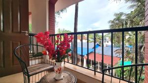 un vase avec des fleurs sur une table sur un balcon dans l'établissement Casa De Suenos - 3BHK Villa, Baga, à Arpora