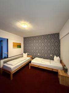 Rúm í herbergi á Hotel Pension Löwen in Sulz
