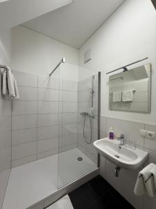Baðherbergi á Hotel Pension Löwen in Sulz
