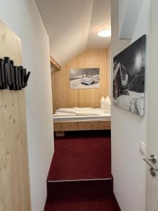 Rúm í herbergi á Hotel Pension Löwen in Sulz
