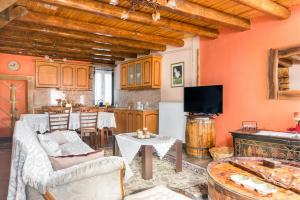 TV a/nebo společenská místnost v ubytování Traditional Venetian Stone House