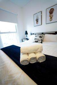Postel nebo postele na pokoji v ubytování Private Room & Bathroom in Watersedge Apartment sharing with Host Couple
