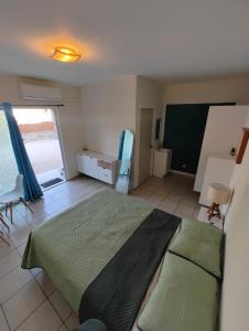 En eller flere senge i et værelse på Casa Pax - Habitación el Oasis Secreto Frente al Mar + 16 billeder