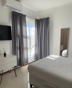 ein Schlafzimmer mit einem Bett, einem Schreibtisch und einem Fenster in der Unterkunft Grey Net in Palatswe