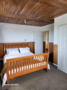Postel nebo postele na pokoji v ubytování Shearers Quarters