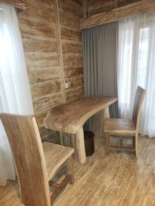 Una mesa de madera y dos sillas en una habitación. en Pondok Canaha, en Nusa Dua 4 fotos más
