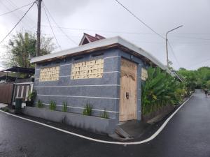 un pequeño edificio al lado de una calle en Pondok Canaha, en Nusa Dua