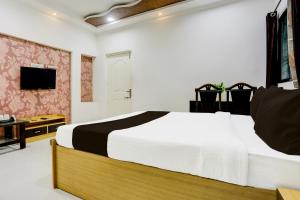 TV a/nebo společenská místnost v ubytování Hotel O GREEN PALMS